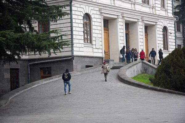 Студенты у входа в здание Тбилисского государственного университета (ТГУ) Студенты у входа в здание Тбилисского государственного университета (ТГУ) - Sputnik Грузия