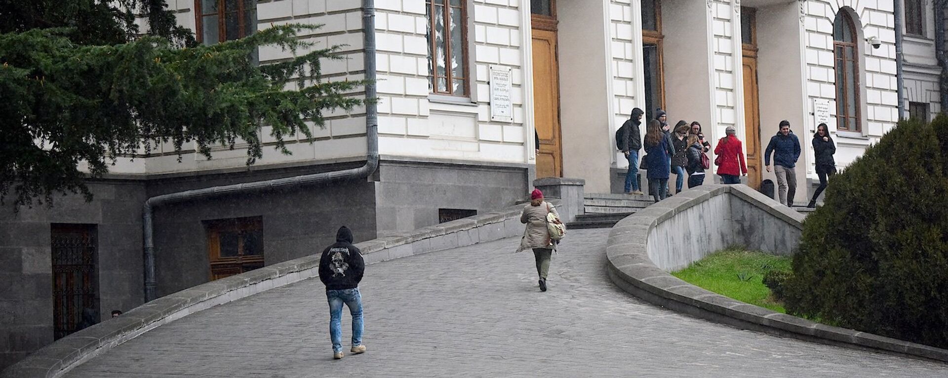 Студенты у входа в здание Тбилисского государственного университета (ТГУ) - Sputnik Грузия, 1920, 27.12.2022