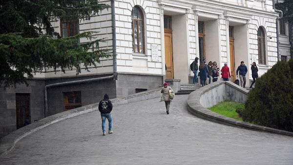 Студенты у входа в здание Тбилисского государственного университета (ТГУ) - Sputnik Грузия