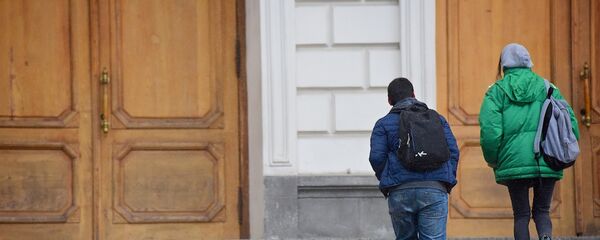 Студенты поднимаются по ступеням лестницы ко входу в здание Тбилисского государственного университета (ТГУ) - Sputnik Грузия