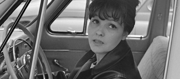 Советская поэтесса Белла Ахмадулина за рулем автомобиля - Sputnik Грузия