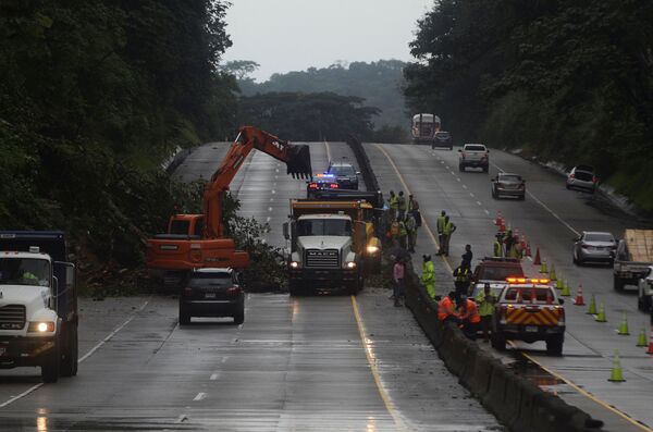 Рабочие убирают грязь и ветви деревьев после шторма Отто в Панаме Рабочие убирают грязь и ветви деревьев после шторма Отто в Панаме - Sputnik Грузия