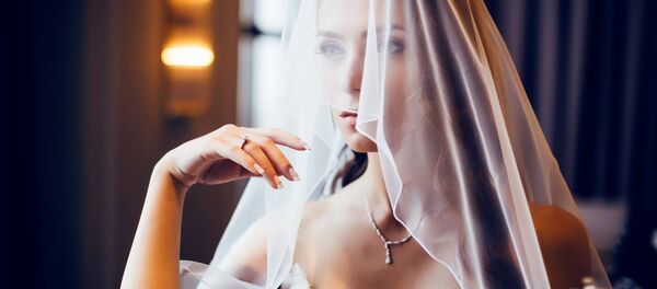 Девушка в ожидании своего жениха - Sputnik Грузия