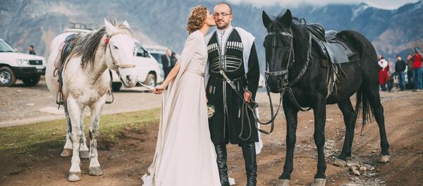 Поцелуй невесты заставил жениха закрыть от счастья глаза Поцелуй невесты заставил жениха закрыть от счастья глаза - Sputnik Грузия