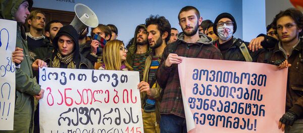 სტუდენტები პლაკატებით თბილისის სახელმწიფო უნივერსიტეტის პირველ კორპუსში სტუდენტები პლაკატებით თბილისის სახელმწიფო უნივერსიტეტის პირველ კორპუსში - Sputnik საქართველო