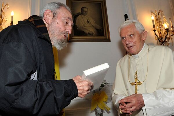 Бессменный лидер Кубы на протяжении более чем 50 лет Фидель Кастро беседует с Папой Римским Бенедиктом XVI в Гаване в марте 2012 года - Sputnik Грузия