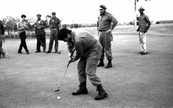 Латиноамериканский революционер Эрнесто Че Гевара (на переднем плане) играет в гольф с Фиделем Кастро в Гаване на вилле Colina Villareal - Sputnik Грузия