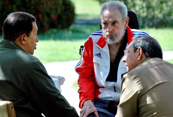 Кубинский лидер Фидель Кастро (в центре) беседует в Гаване с президентом Венесуэлы Уго Чавесом и своим братом Раулем Кастро в июне 2008 года - Sputnik Грузия