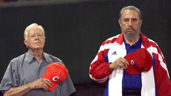 Бывший президент США Джимми Картер и кубинский лидер Фидель Кастро слушают национальный гимн Кубы на бейсбольном стадионе Latinoamericano в Гаване в мае 2002 года - Sputnik Грузия