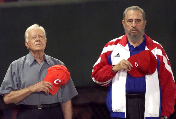 Бывший президент США Джимми Картер и кубинский лидер Фидель Кастро слушают национальный гимн Кубы на бейсбольном стадионе Latinoamericano в Гаване в мае 2002 года - Sputnik Грузия