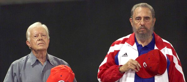 Бывший президент США Джимми Картер и кубинский лидер Фидель Кастро слушают национальный гимн Кубы на бейсбольном стадионе Latinoamericano в Гаване в мае 2002 года - Sputnik Грузия