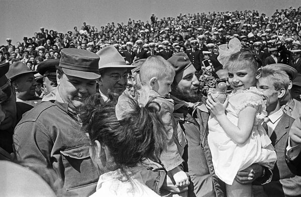 Лидер кубинской революции Фидель Кастро в Волгограде во время визита в СССР весной 1963 года. На фото - торжественная церемония встречи кубинского лидера. - Sputnik Грузия