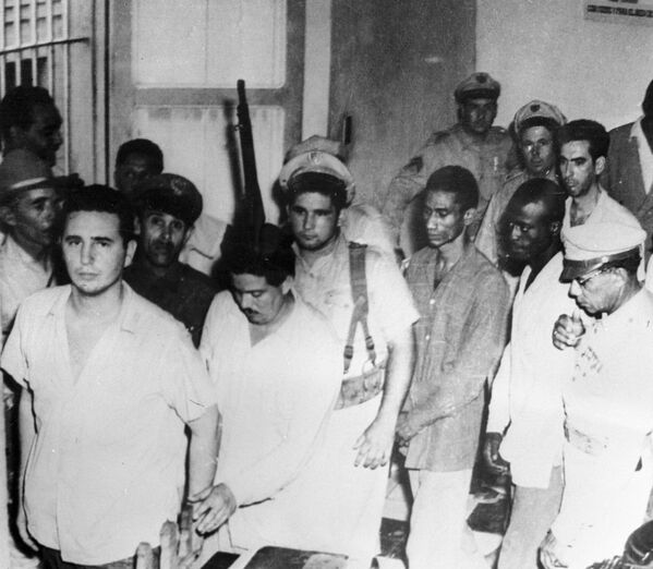 Фидель Кастро за участие в мятеже в 1953 году был приговорен к пятнадцати годам тюрьмы. На фото - Кастро (слева) и его товарищей после дачи показаний ведут в камеру Вивак Сантьяго де Куба. - Sputnik Грузия