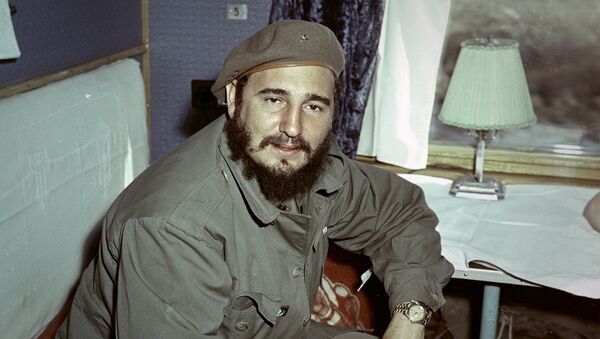 Кубинский лидер Фидель Кастро во время визита в СССР весной 1963 года едет в купе поезда по дороге из Иркутска в Братск - Sputnik Грузия