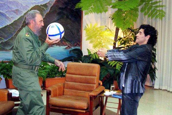 Кубинский лидер Фидель Кастро и мировая легенда футбола Диего Марадона играют в мяч в резиденции руководителя Кубы в Гаване, октябрь 2005 года - Sputnik Грузия