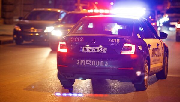 Полицейская машина едет по одной из улиц грузинской столицы - Sputnik Грузия