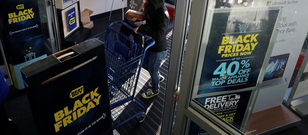 Покупатели входят в один из магазинов в США на фоне объявлений о Черной пятнице - Sputnik საქართველო