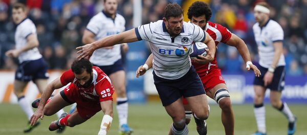 Игроки сборной Грузии Мераб Квирикашвили и Вито Колелишвили пытаются сдержать игрока сборной Шотландии Росса Форда - Sputnik Грузия