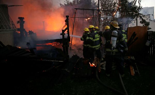 Пожарные участвуют в тушении пожаров на севере города Хайфа в Израиле - Sputnik Грузия