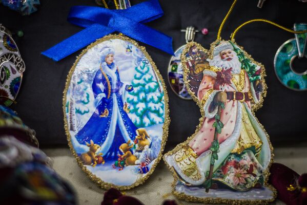 Символы Нового года - Дед Мороз и Снегурочка. Хотя в Грузии по традиции у Дед Мороза - Товлис бабуа, нет Снегурочки. Он приходит поздравлять один, с мешком подарков, в белой чохе и бурке - Sputnik Грузия