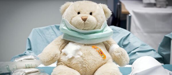 Игрушка медведя в детской больничной палате - Sputnik Грузия
