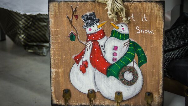 Новогоднее украшение со снеговиками - Sputnik Грузия