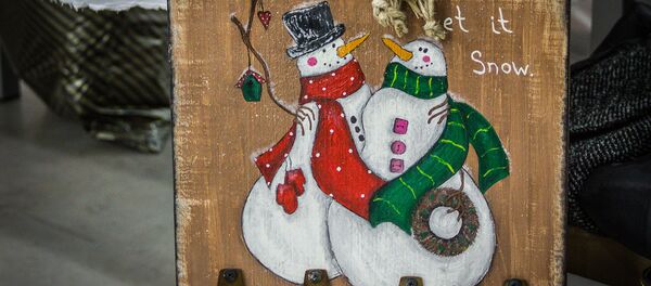 Новогоднее украшение со снеговиками - Sputnik Грузия