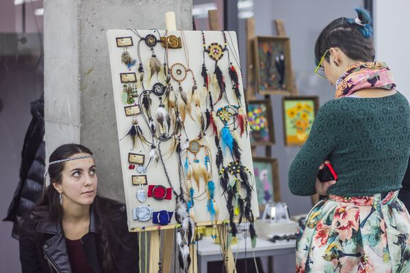 Фестиваль творческих женщин, который прошел в одном из торговых центров грузинской столицы, привлек множество посетителей. - Sputnik Грузия