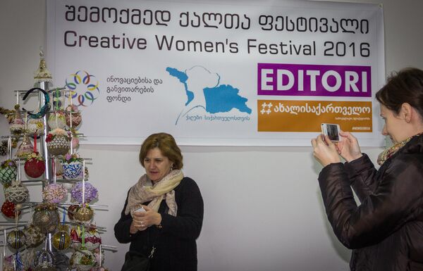 Популярность Фестиваля творческих женщин растет - в прошлом году в нем участвовало немногим более 30 авторов, а в этом около 70. - Sputnik Грузия