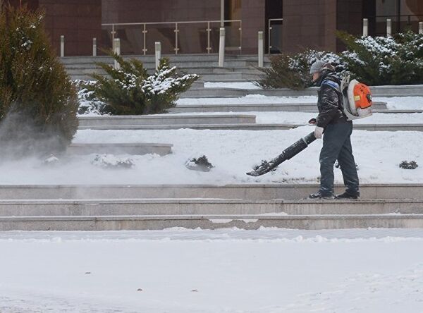 Сотрудники коммунальных служб очищают подъезды к месту встречи глав МИД от выпавшего Минске ночью снега   - Sputnik Грузия