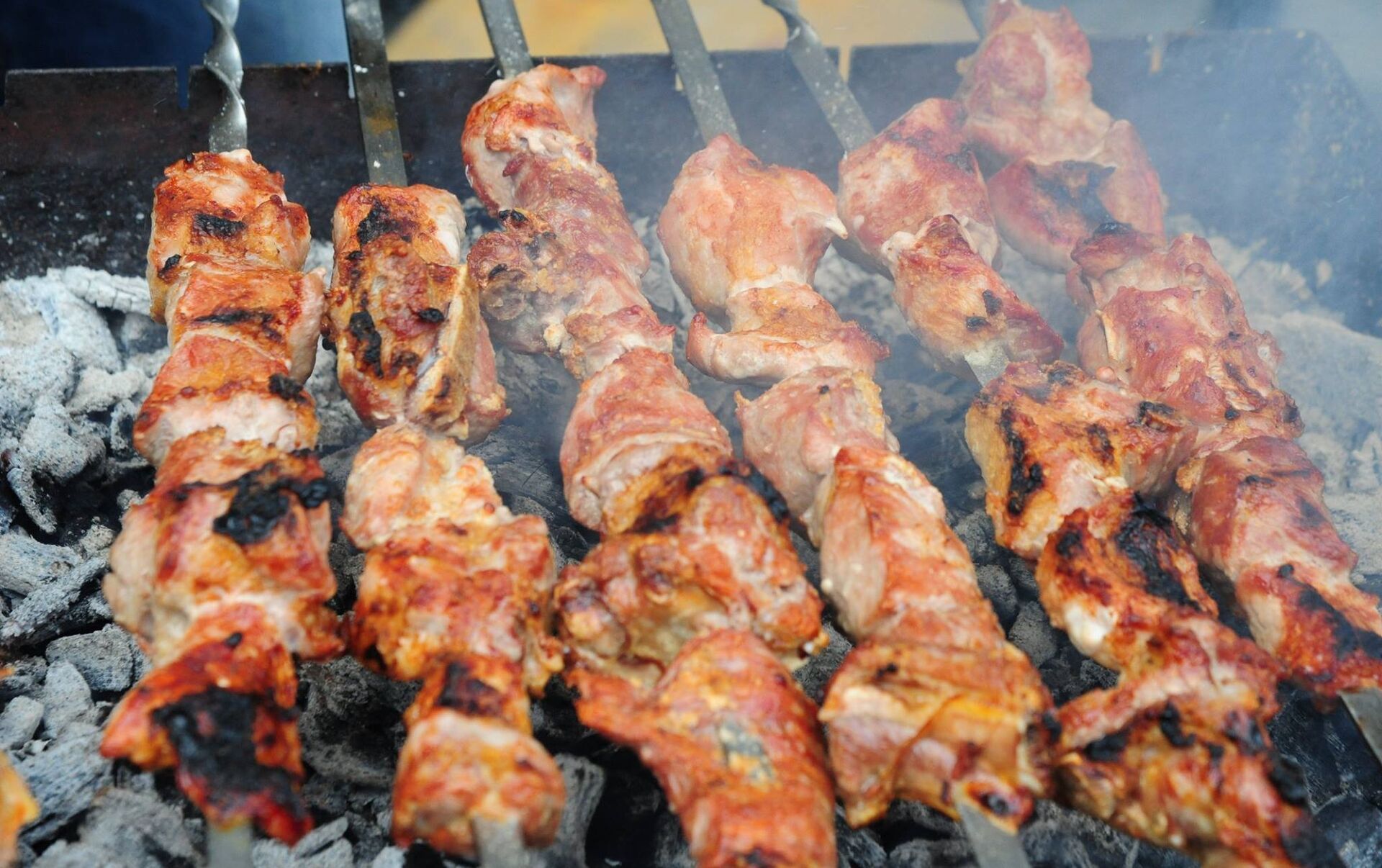 Секреты сочных шашлыков: как вкусно пожарить мясо