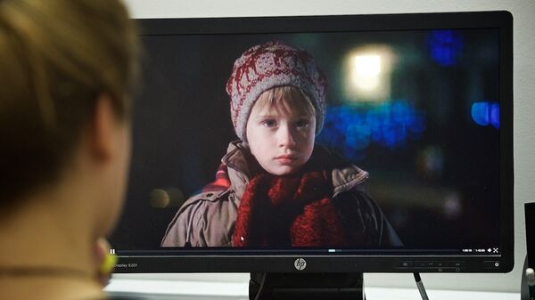 გოგონა უყურებს კომპიუტერზე ფილმს „მარტო სახლში“ - Sputnik საქართველო