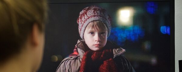 Девушка смотрит на компьютере фильм Один дома - Sputnik Грузия