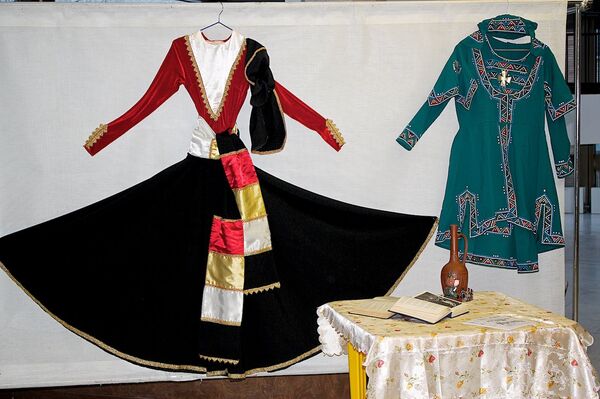 Грузинские национальные костюмы на выставке в Московском Дворце пионеров Грузинские национальные костюмы на выставке в Московском Дворце пионеров - Sputnik Грузия