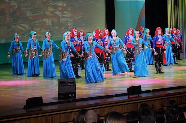 Исполнение грузинских народных танцев в рамках Дня культуры Грузии в Московском Дворце пионеров Исполнение грузинских народных танцев в рамках Дня культуры Грузии в Московском Дворце пионеров - Sputnik Грузия