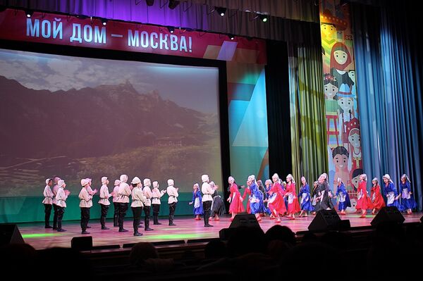 Выступление ансамблей народного танца в рамках Дня культуры Грузии в Москве Выступление ансамблей народного танца в рамках Дня культуры Грузии в Москве - Sputnik Грузия