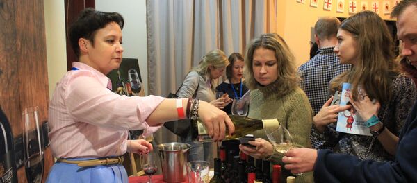 Гости дегустируют вино на фестивале грузинских вин в Москве Гости дегустируют вино на фестивале грузинских вин в Москве - Sputnik Грузия