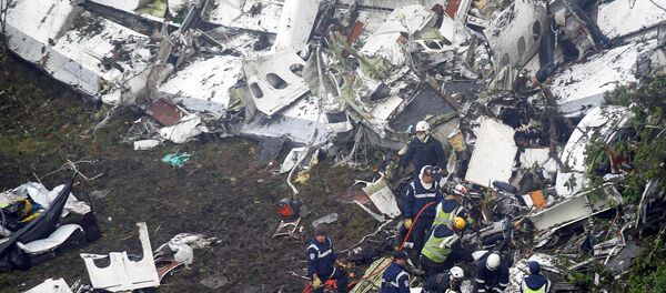 Спасатели работают на месте крушения самолета в Колумбии, перевозившем игроков бразильского футбольного клуба Chapecoense Спасатели работают на месте крушения самолета в Колумбии, перевозившем игроков бразильского футбольного клуба Chapecoense - Sputnik Грузия