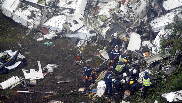 Спасатели работают на месте крушения самолета в Колумбии, перевозившем игроков бразильского футбольного клуба Chapecoense - Sputnik Грузия