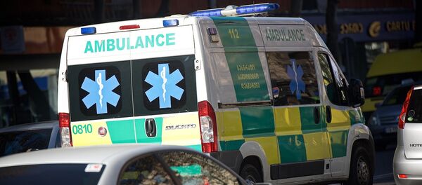Бригада Скорой медицинской помощи едет по вызову - Sputnik Грузия