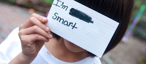 Девочка прикрывает глаза листочком с надписью Я умная Девочка прикрывает глаза листочком с надписью Я умная - Sputnik Грузия