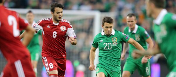 Грузинский футболист Валерий Казаишвили (в центре слева) в матче Грузии против Ирландии в отборочной части Euro 2016, сентябрь 2015 - Sputnik Грузия