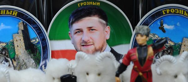 Сувенирная тарелка с изображением главы Чечни Рамзана Кадырова в одном из магазинов в торговом комплексе Грозный Сити - Sputnik Грузия