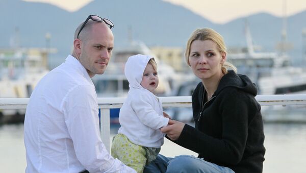 Семья с ребенком в порту во время Каннского Международного кинофестиваля - Sputnik Грузия