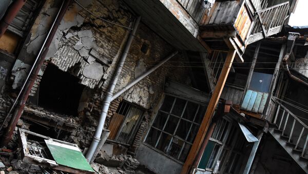 Поврежденный дом на улице Шалвы Дадиани в Тбилиси - Sputnik Грузия