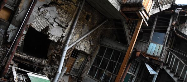 Поврежденный дом на улице Шалвы Дадиани в Тбилиси - Sputnik Грузия