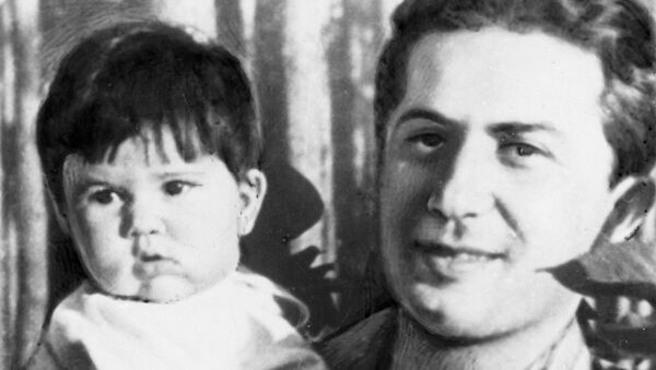 Сын Иосифа Сталина Яков Джугашвили (1907-1943) с дочерью Галиной - Sputnik Грузия