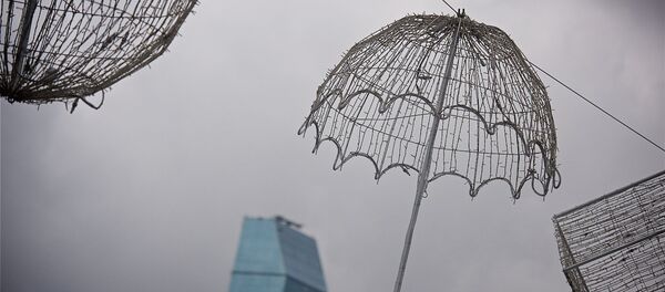 Металлический декоративный зонтик на фоне туч над городом - Sputnik Грузия