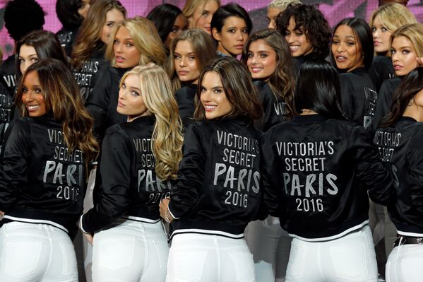 В шоу Victoria's Secret может участвовать до 150 девушек, однако ангелами называют лишь единиц. Дело в том, что ангелы считаются лицом бренда и принимают участие в шоу, не проходя предварительного кастинга. На фото на переднем плане слева направо - модели Жасмин Тукс, Кендис Свейнпул и Алессандра Амбросио перед началом модного показа в Париже. - Sputnik Грузия