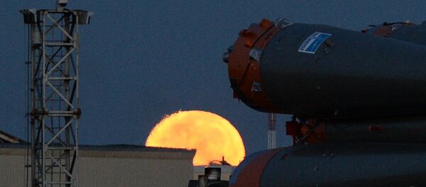 Вывоз и установка ракеты-носителя с пилотируемым кораблем Союз МС-02 на космодроме Байконур - Sputnik Грузия